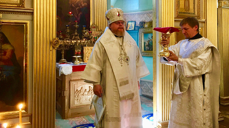 Erzbischof Tichon von Podolsk zelebriert Messe in Alexander-Newski-Gedächtniskirche