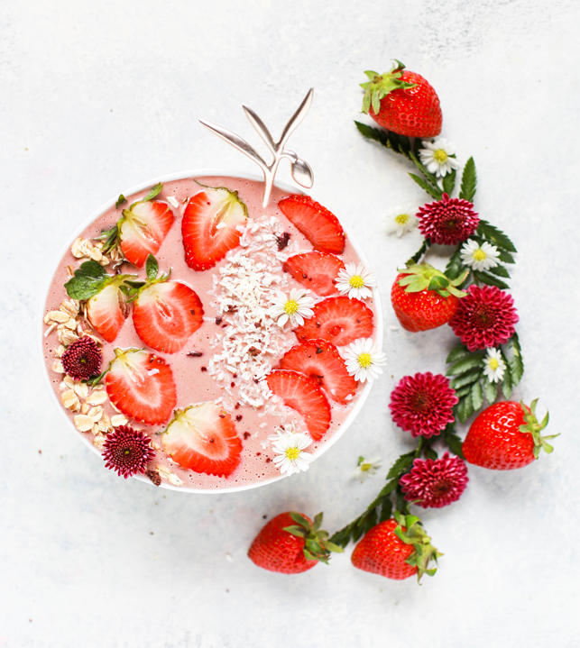 Erdbeer-Frühstücks Bowl: Ein fruchtig-frischer Start in den Tag - NEWS8.de